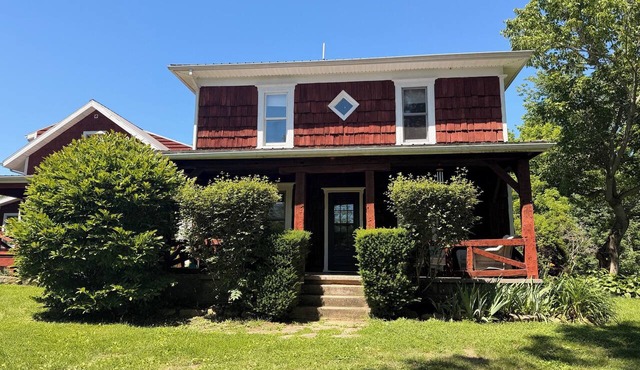 Spacious Farmhouse Near Athens & Ohio University: Relaxing Stay at Carpenter Inn