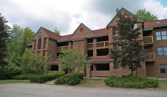 Spacious, fireplace, deck, river view, pool & fitness club. D0260 by LRS