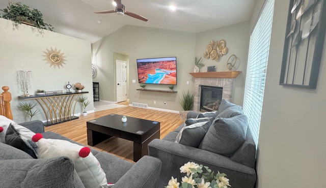 Spacious Getaway Home in The Valley - Top Unit