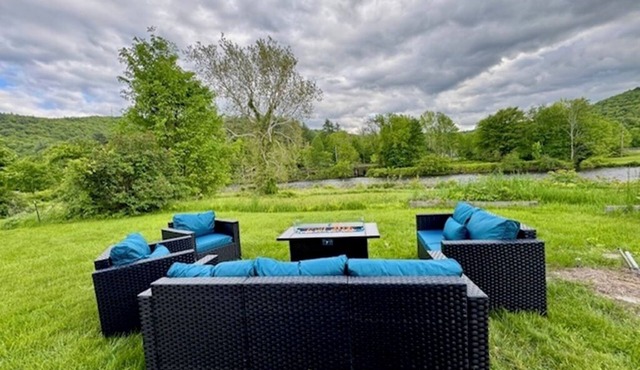 Spacious getaway with private river access minutes from ski area