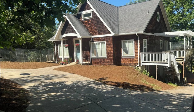 Spacious home connected to Spencer’s Butte hiking trails in Eugene