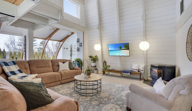 Spacious home just 3 min. from Pleasant Mtn. Spectacular views of Mt Washington
