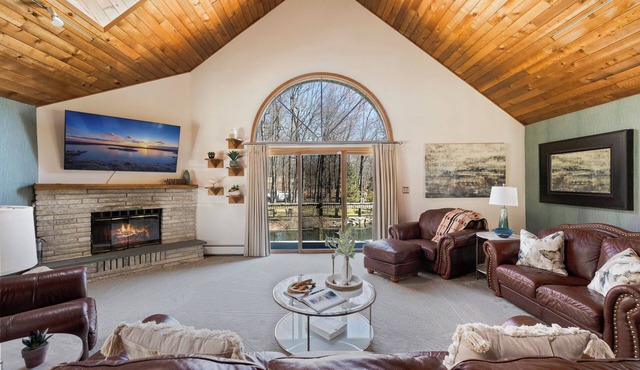 Spacious Home w/Pool/Hot Tub, Mins to Parks/Skiing