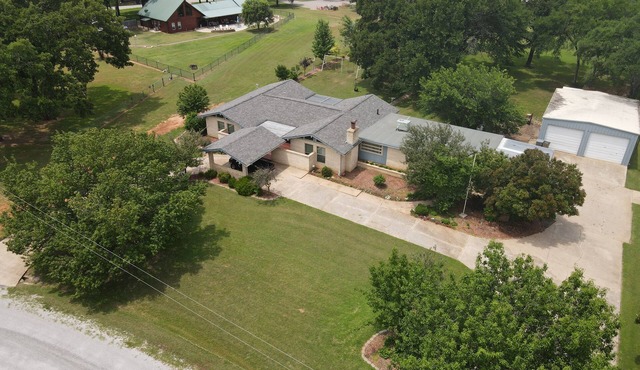 Spacious home with Billiard Poker Ping Pong tables,Hot Tub & More on Lake Texoma