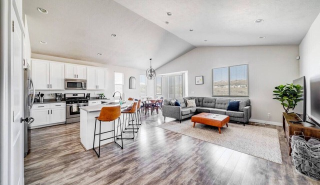 Spacious House w/3 Car Garage near Golf Course