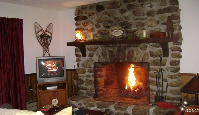 Spacious Linderhof Condo right across from Storyland! Near major ski areas !