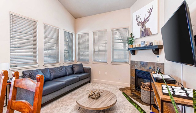 Spacious mountain-view condo with fireplace, shared pool, hot tub & fitness room