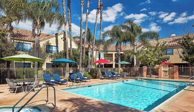 Spacious Open-Plan King Premier | Poolside Access | 0.1 Mi to Magic Mountain