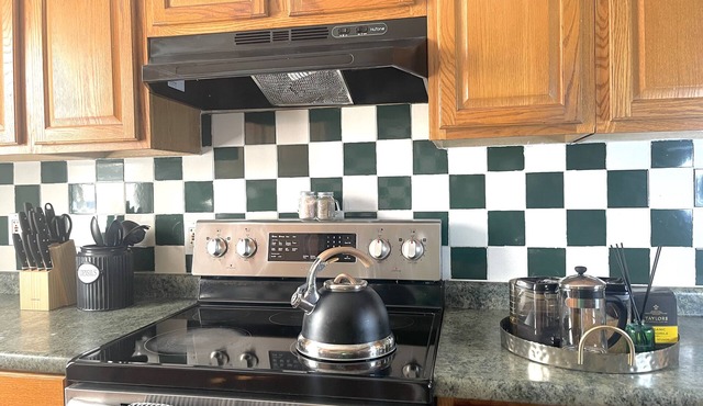 Spacious Retro Three Bedroom Hilltop Getaway- Inquire for Discount