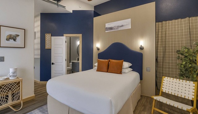 Spacious Studio, Large Deck w/Firepit, couch and seating; Huge shower in Flagstaff