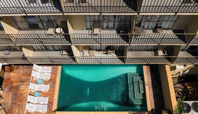 Spacious Suite w/Full Kitchenette & Lanai - 2 Blocks to Waikiki Beach