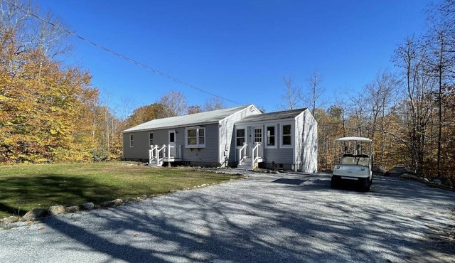 Spacious, Sunny Lake House. Close to ski trails.