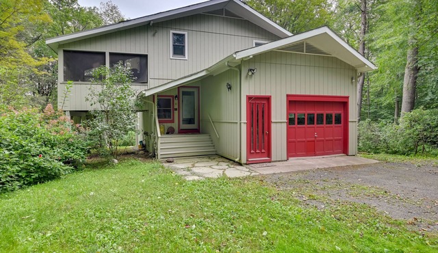 Spacious Tolland Home w/Deck + Screened Porch!