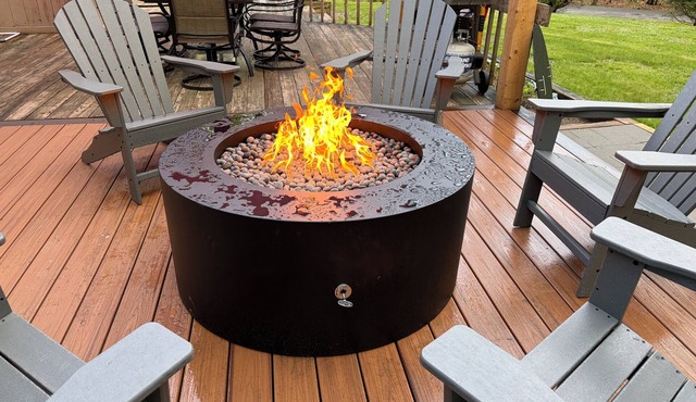Spacious Trickey Moose Family Retreat - Woodstove, Firepit, Kayaks, Water Access