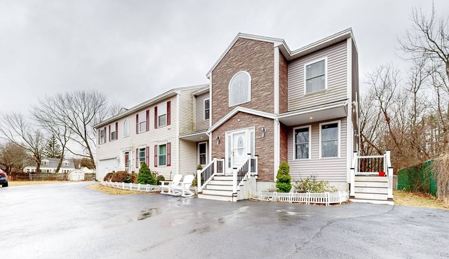 Spacious, upper-level duplex condo near Portland & beautiful beaches