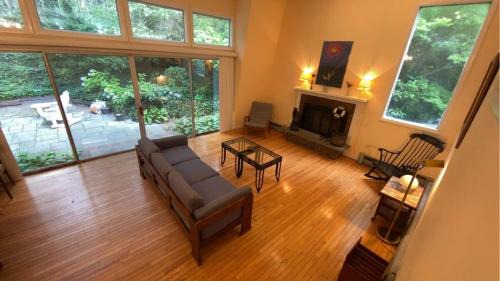 Spacious Woods Hole Beach Retreat