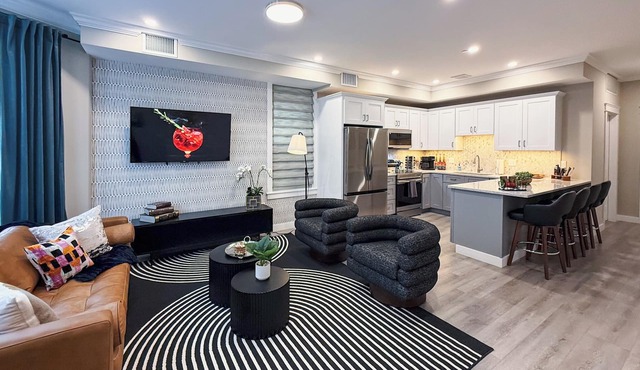 Speakeasy Vibe ~ Luxe 1BR ~ <2min walk to MKT SQ