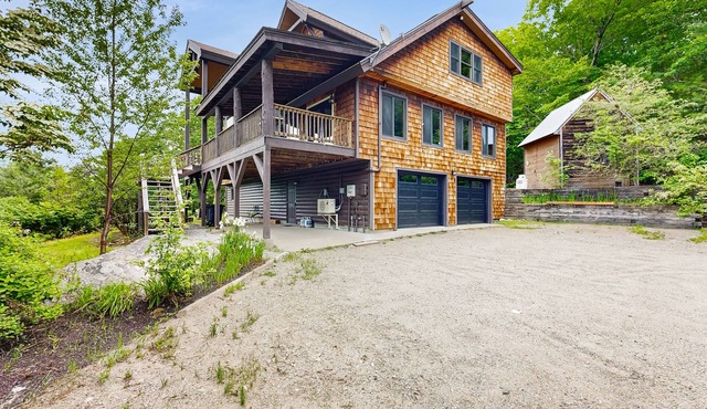 Spectacularly updated family mountain lodge w/deck & amazing views