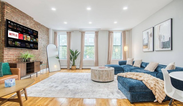 Sprawling 2BR w King Bed, fast WiFi, 20 minutes to Times Square!