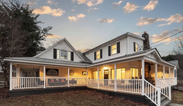 Spring Creek Farmhouse Luxury Family Retreat on 25 acre with direct river access