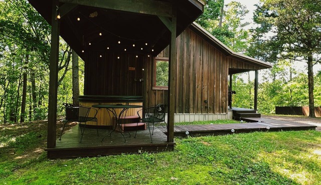 Spring Hill Cozy Retreat | Studio Cabin with Hot Tub