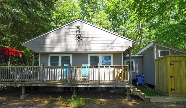 * SPRING SPECIAL * Charming 3-Bedroom Cottage Overlooking Foster Pond