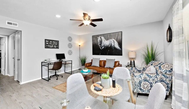 Stallion 2bedroom 1bath w/Free Parking and Wi-Fi Peaceful and Clean Book now!