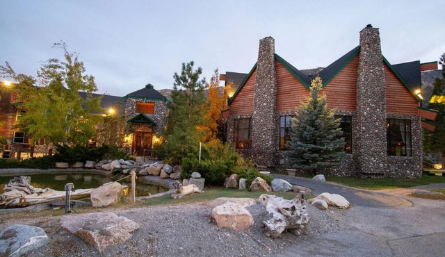 Standard Double Queen Relaxing Retreat w/Free Parking & Year-Round Activities