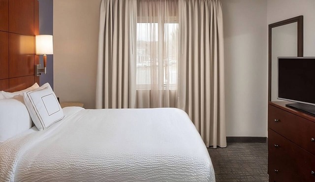Stay Close to Downtown Nashville! 2 Suites with Free Breakfast & Pet Friendly