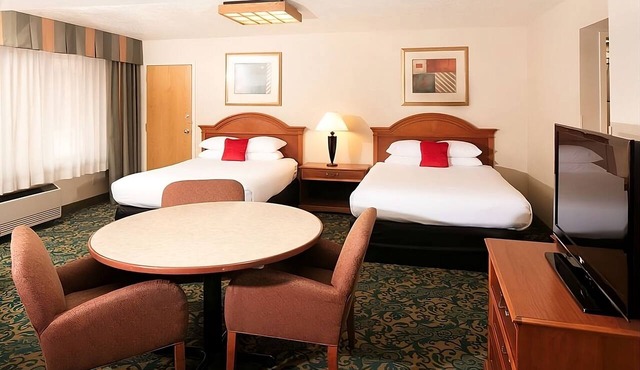 Stay Close to Nature! Pet Friendly Stay with Free Parking, Pool, Breakfast