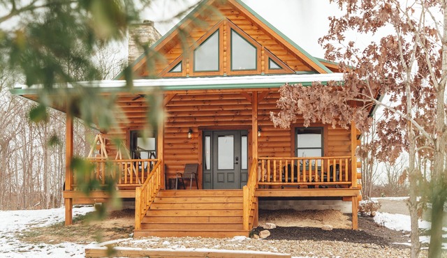 Stay Warm and Cozy at the Cozy Bear Cabin! Hot-Tub, Game Room, Fireplace
