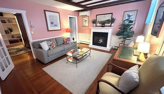 Step back in time with modern comfort in this charming exposed beam, private suite in Historic downtown Newport RI! King bed + pull-out sofa, ensuite bath, gas fireplace, AC, TV, mini fridge, coffee station. Steps to Thames Street, shops, wharfs
