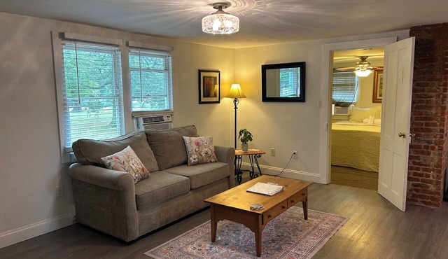 Step into history & unwind at Spring apt a charming 🏡 at the❤️of NYHudson Valley
