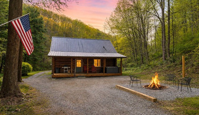 Stepping Back in Time Getaway: 2 bed/2 bath cabin w/Hot tub, fire pit, + Wifi