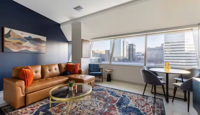 Steps to Stadiums & Nightlife, Luxe Apt with Free Parking, Gym, and Lake View