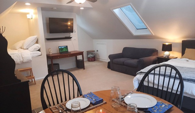 Studio 154 tucked away, peaceful and convenient access to the upper valley NH.