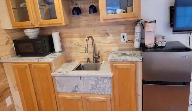 Studio B, downtown studio apartment with parking