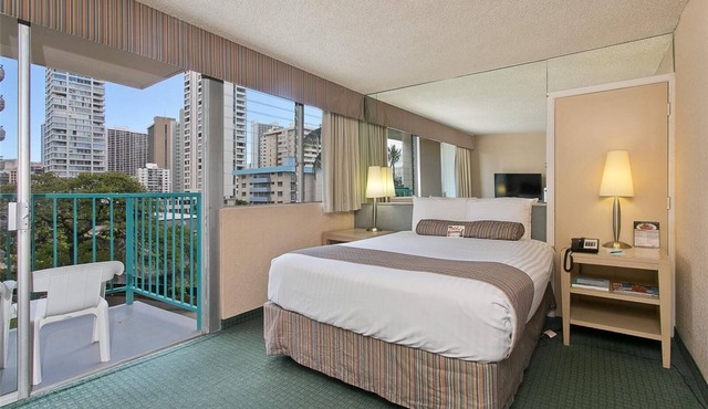 Studio in the Middle of Waikiki, Short walk to beach