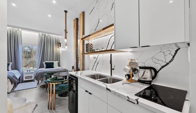 Studio Retreat | Near Woodbury Commons & Legoland