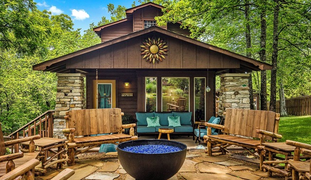 Stunning 2 Bedroom Cabin In The Woods, Covered Porch, Jacuzzi, Kitchen & Hot Tub