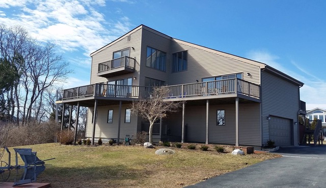 Stunning 6 bedroom contemporary with a georgous view of Block Island Sound