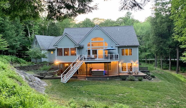 Stunning 6 BR/4.5 BA with 7-person hot tub, pool table and EV charger