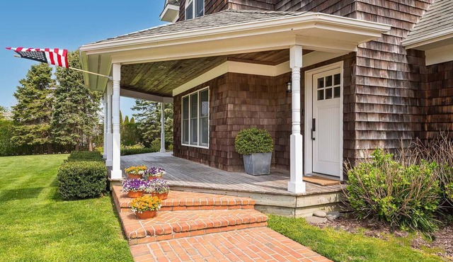Stunning Farmhouse W/Solar Heated Pool in North Fork, Farmstands, winery& beach