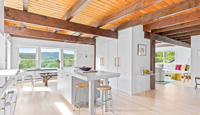 Stunning Hilltop Getaway- Recreational Paradise
