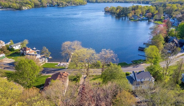 Stunning Lakeside Retreat