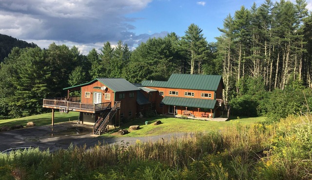 Stunning Log Home, 7 Bed/4 Bath. Mountain View!