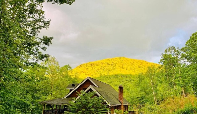 Stunning Mountain Views, Hot Tub, Indoor and Outdoor Fireplace, and Game Room!