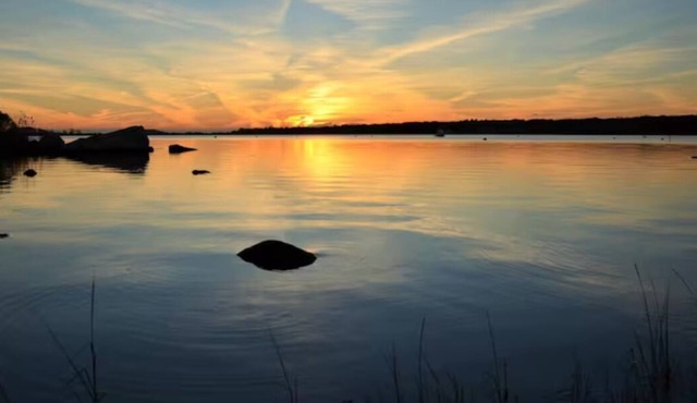 Stunning Sunsets on Quonnie Waterfront- 2 Kayaks, Beach Pass & Backyard Clamming
