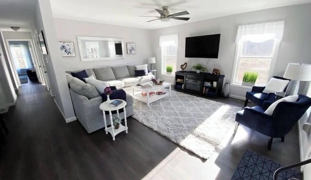 Stylish Cozy Home with Gorgeous Views!