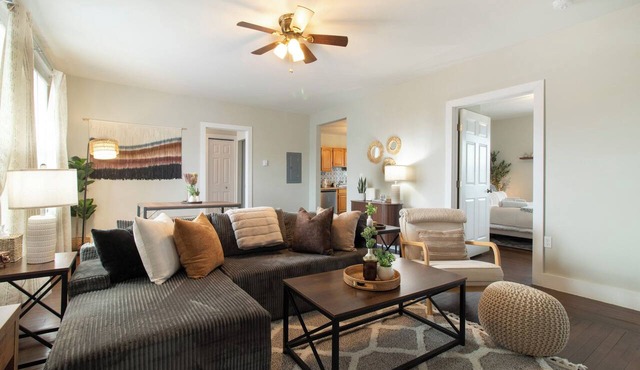 Stylish Groton Getaway Updated 2BR close to Navy Base-Casinos-Mystic & Beaches